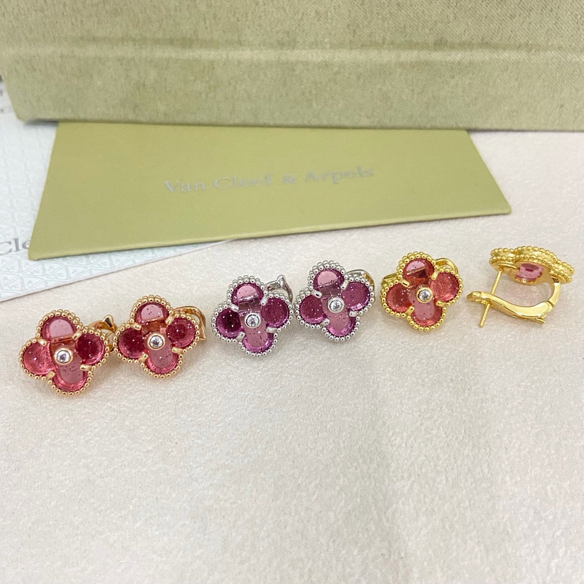 [Lumivibe]2026 NEW  CLOVER 1 MOTIFPINK ENAMEL STUD EARRINGS WITH DIAMONDS2