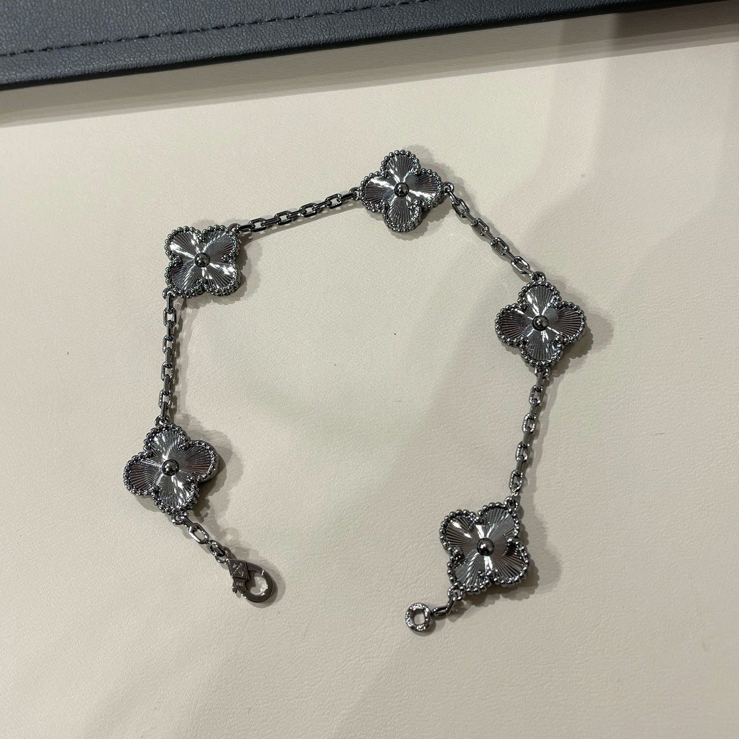 [LumiVibe]CLOVER 5 MOTIF BLACK BRACELET
