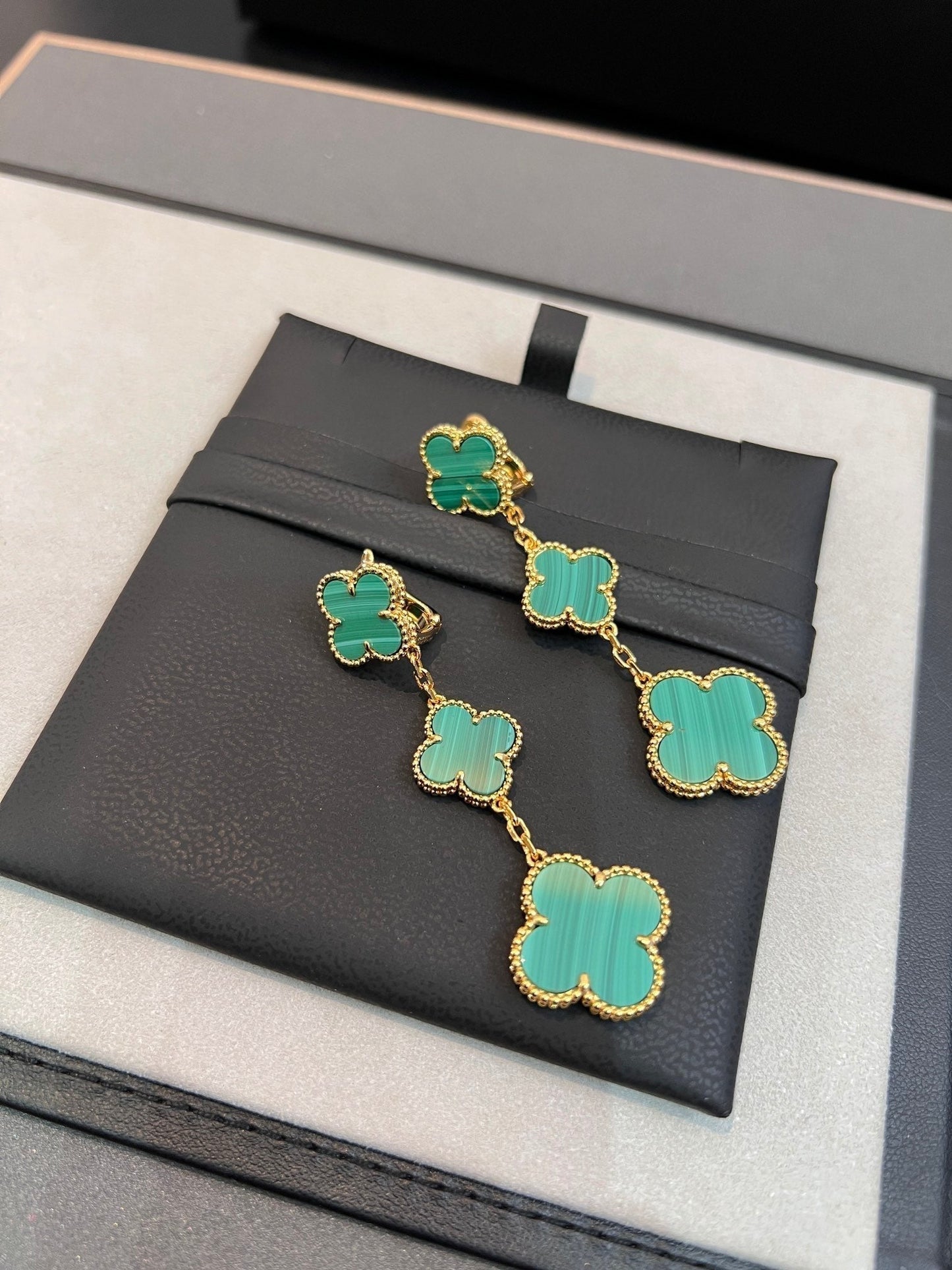 [LumiVibe]CLOVER MALACHITE 3 MOTIFS GOLD