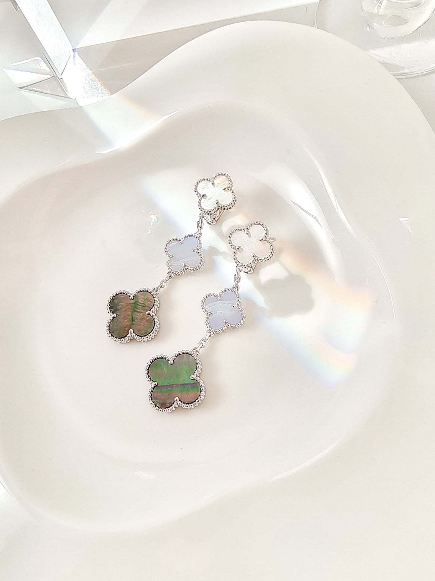 [LumiVibe]CLOVER 3 MOTIFS CHALCEDONY DARK MOP SILVER EARRINGS