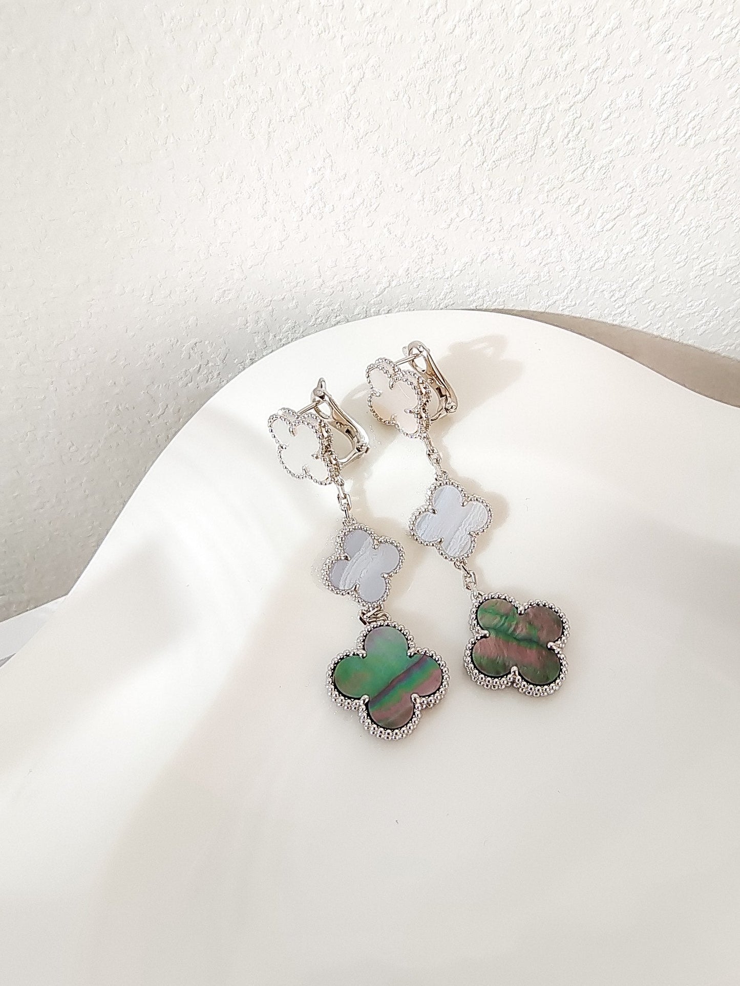 [LumiVibe]CLOVER 3 MOTIFS CHALCEDONY DARK MOP SILVER EARRINGS