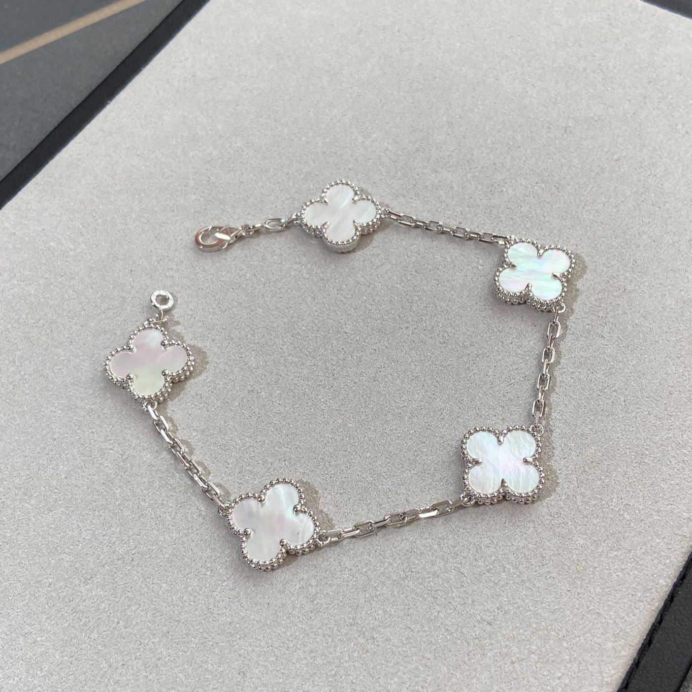 [LumiVibe]CLOVER WHITE PEARL MOP 5 MOTIF BRACELET COLLECTION