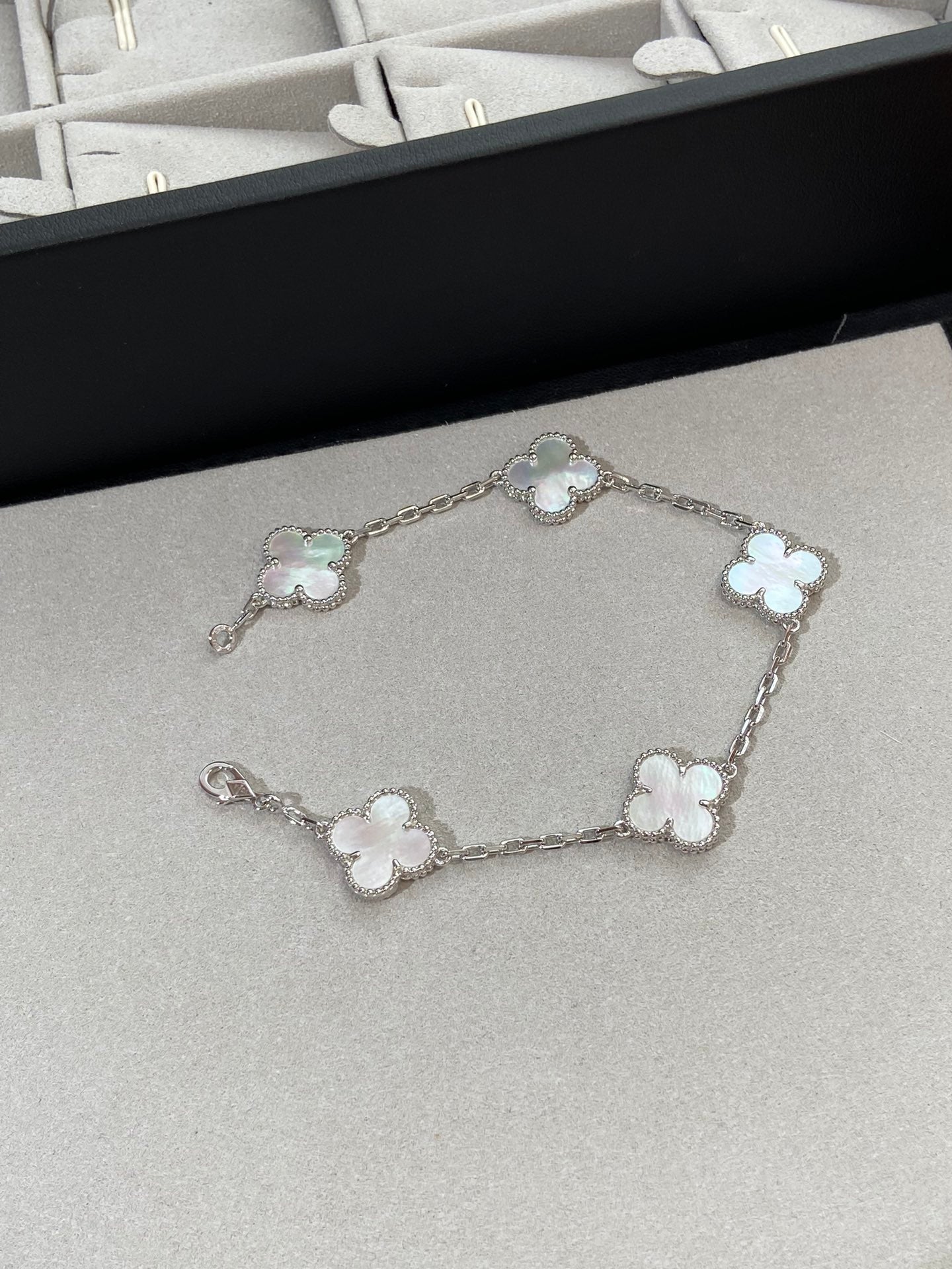 [LumiVibe]CLOVER WHITE PEARL MOP 5 MOTIF BRACELET COLLECTION