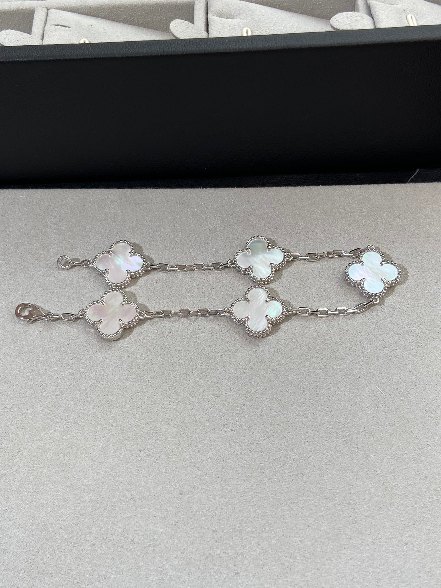 [LumiVibe]CLOVER WHITE PEARL MOP 5 MOTIF BRACELET COLLECTION