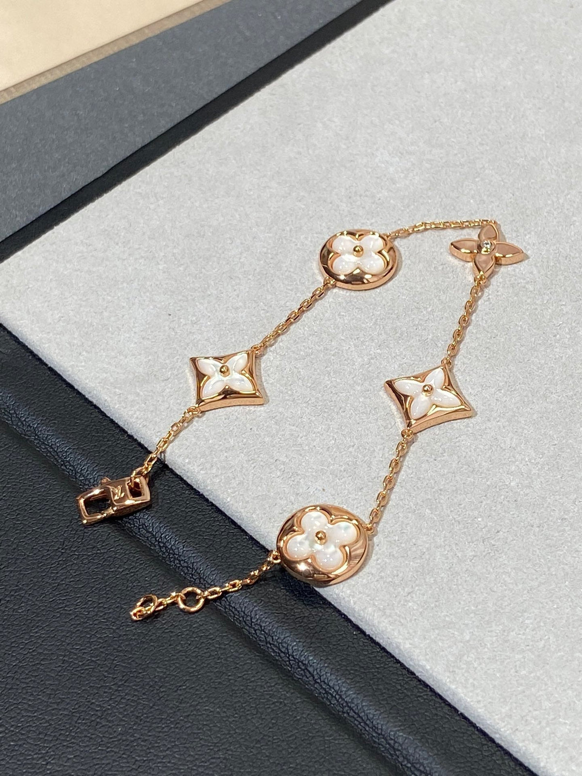 [LumiVibe]STAR AND SUN 5 MOTIF MOP PINK GOLD BRACELET