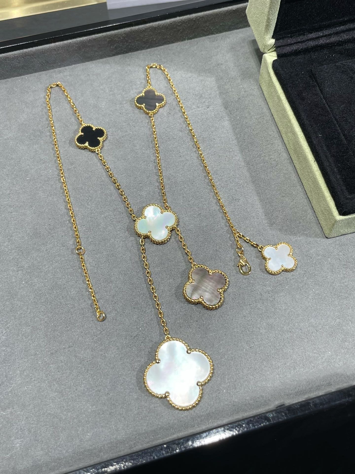 [LumiVibe]CLOVER 6 MOTIF MOP ONYX GOLD NECKLACE