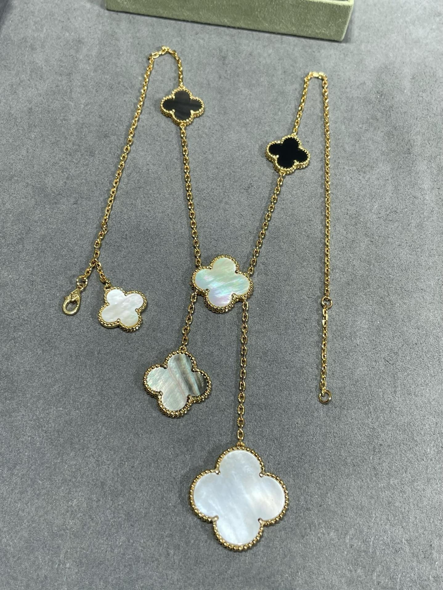 [LumiVibe]CLOVER 6 MOTIF MOP ONYX GOLD NECKLACE