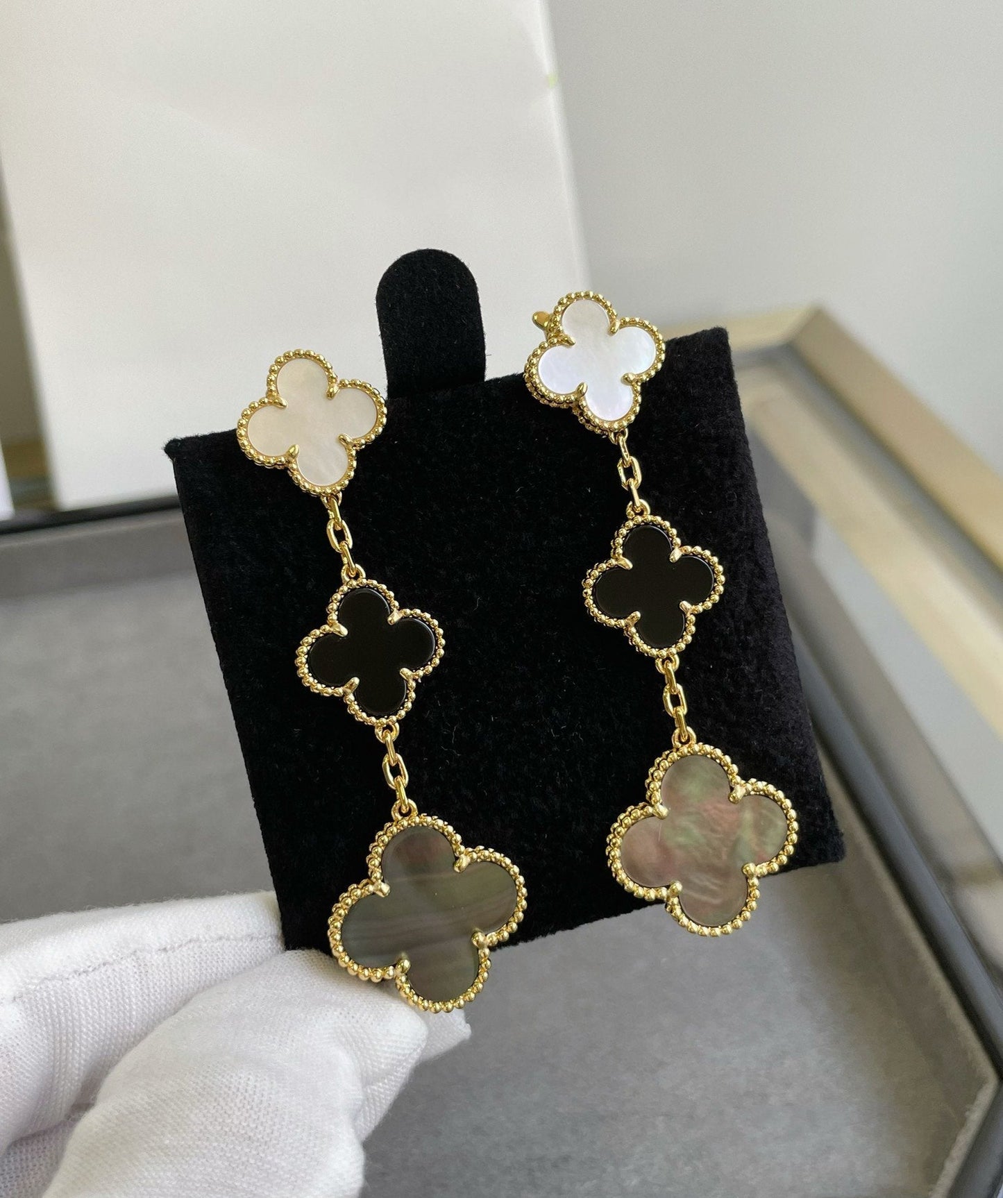 [LumiVibe]CLOVER 3 MOTIF MOP ONYX DARK MOP PINK GOLD EARRINGS