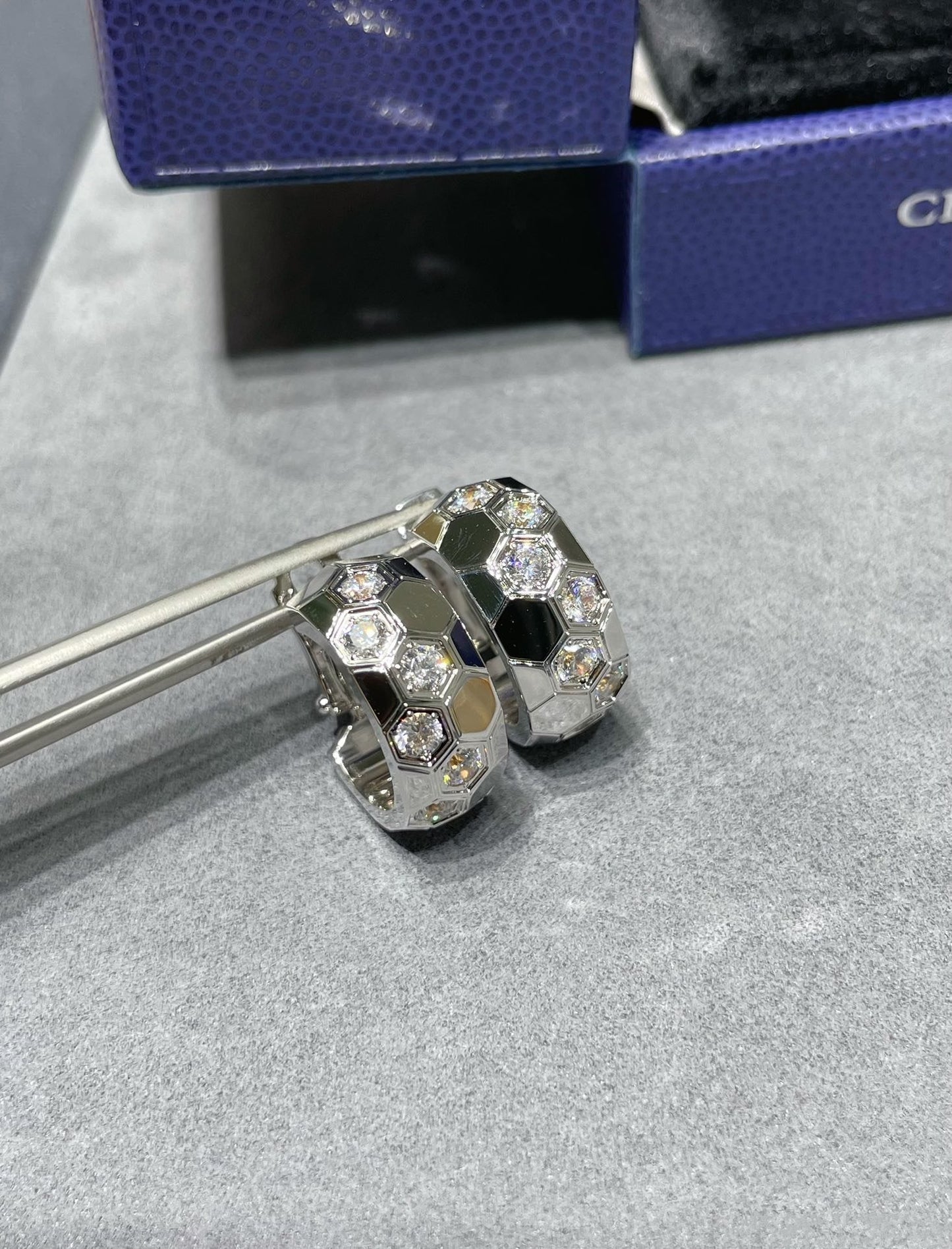 [LumiVibe]BEE LOVE DIAMOND HOOP EARRINGS