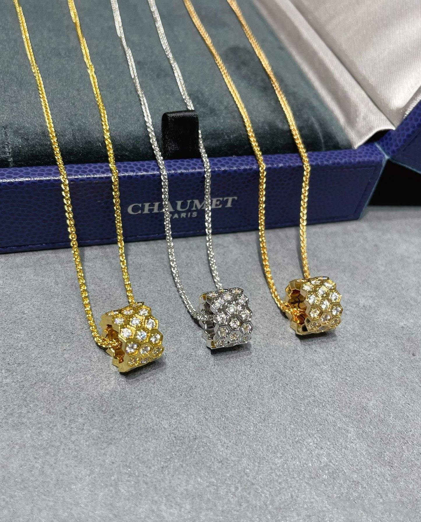 [LumiVibe]BEE LOVE DIAMOND PAVED 3 ROW NECKLACE