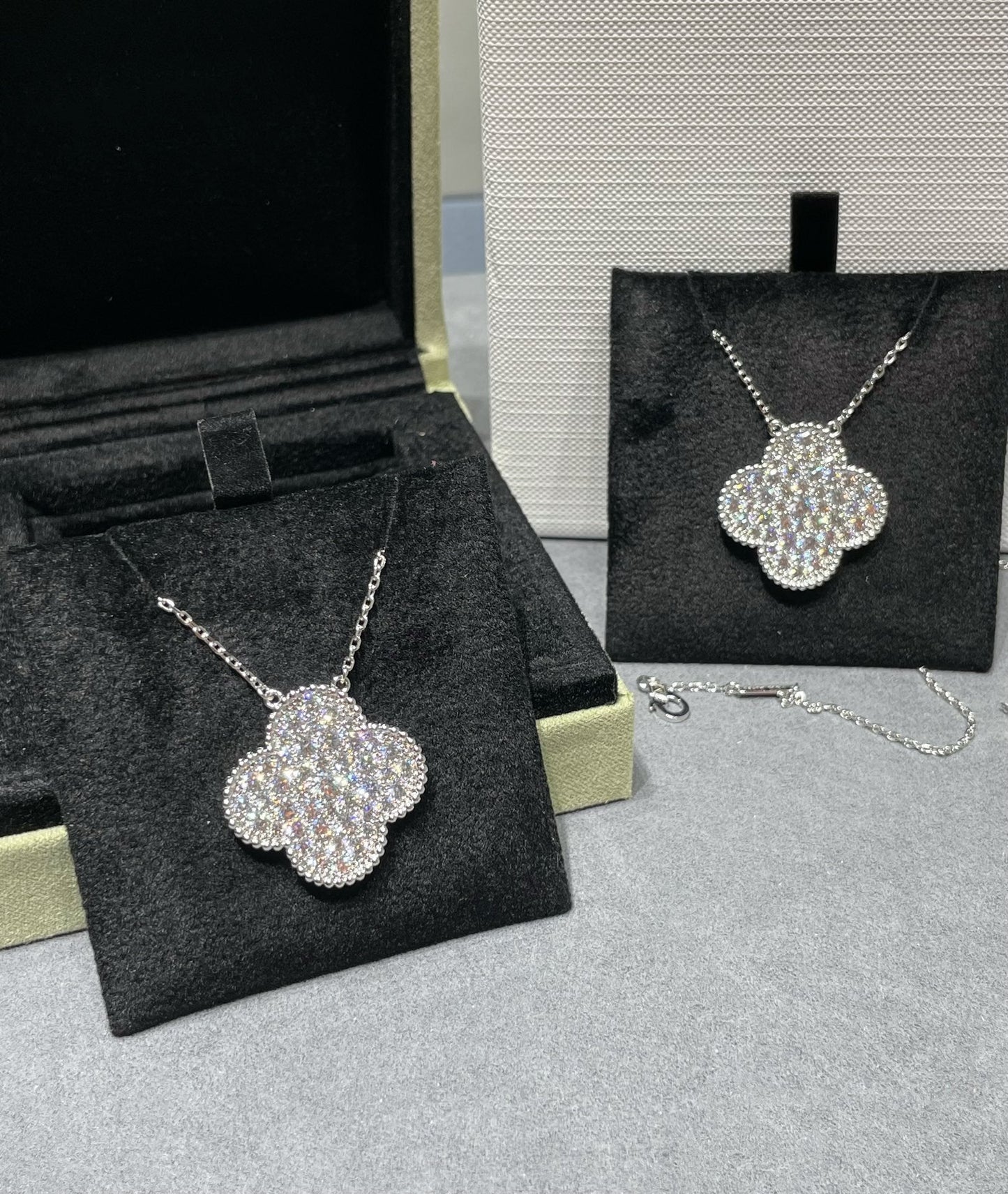 [LumiVibe]CLOVER 25MM LARGE PENDANT DIAMOND PAVED SILVER NECKLACE