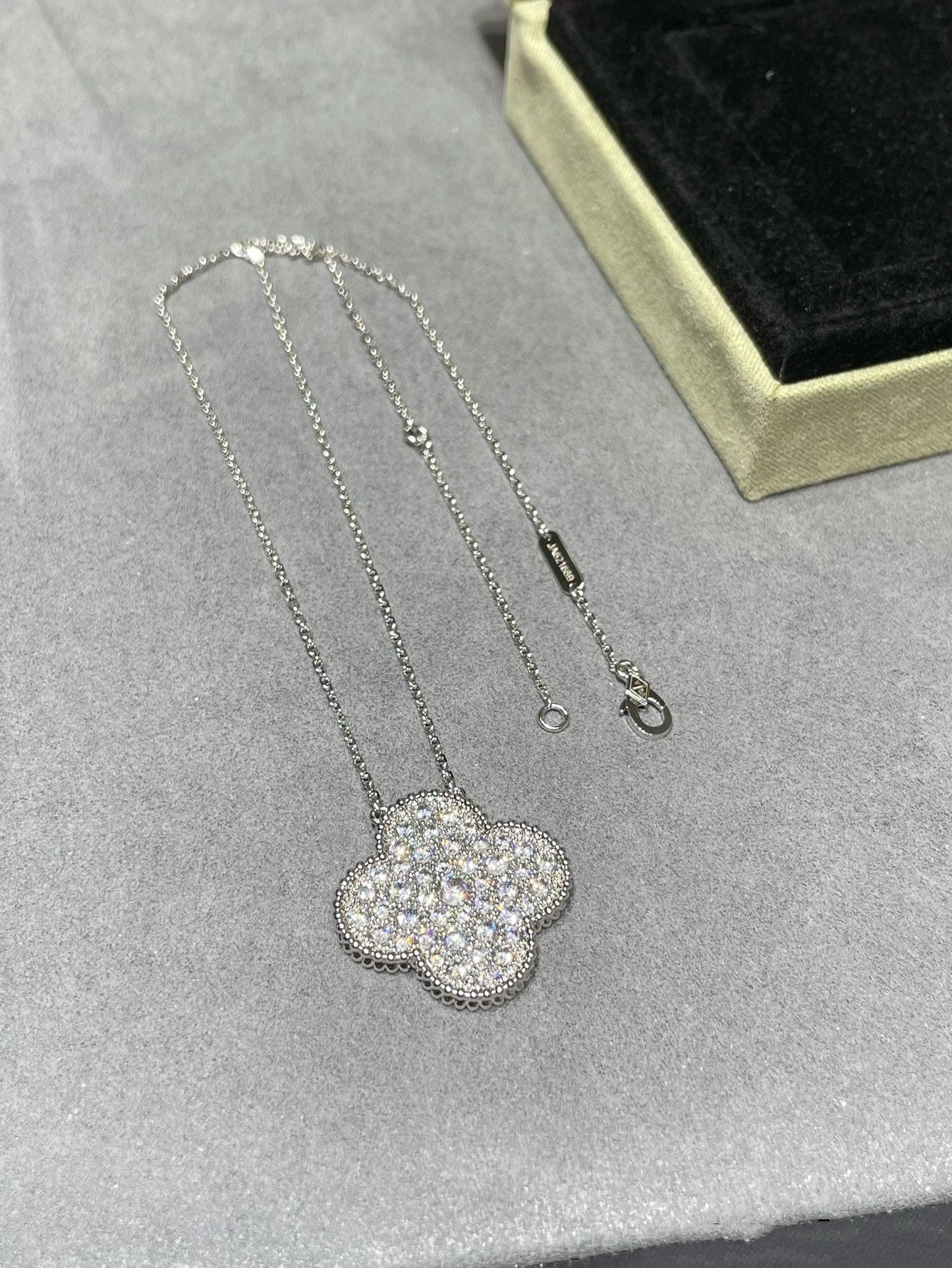 [LumiVibe]CLOVER 25MM LARGE PENDANT DIAMOND PAVED SILVER NECKLACE