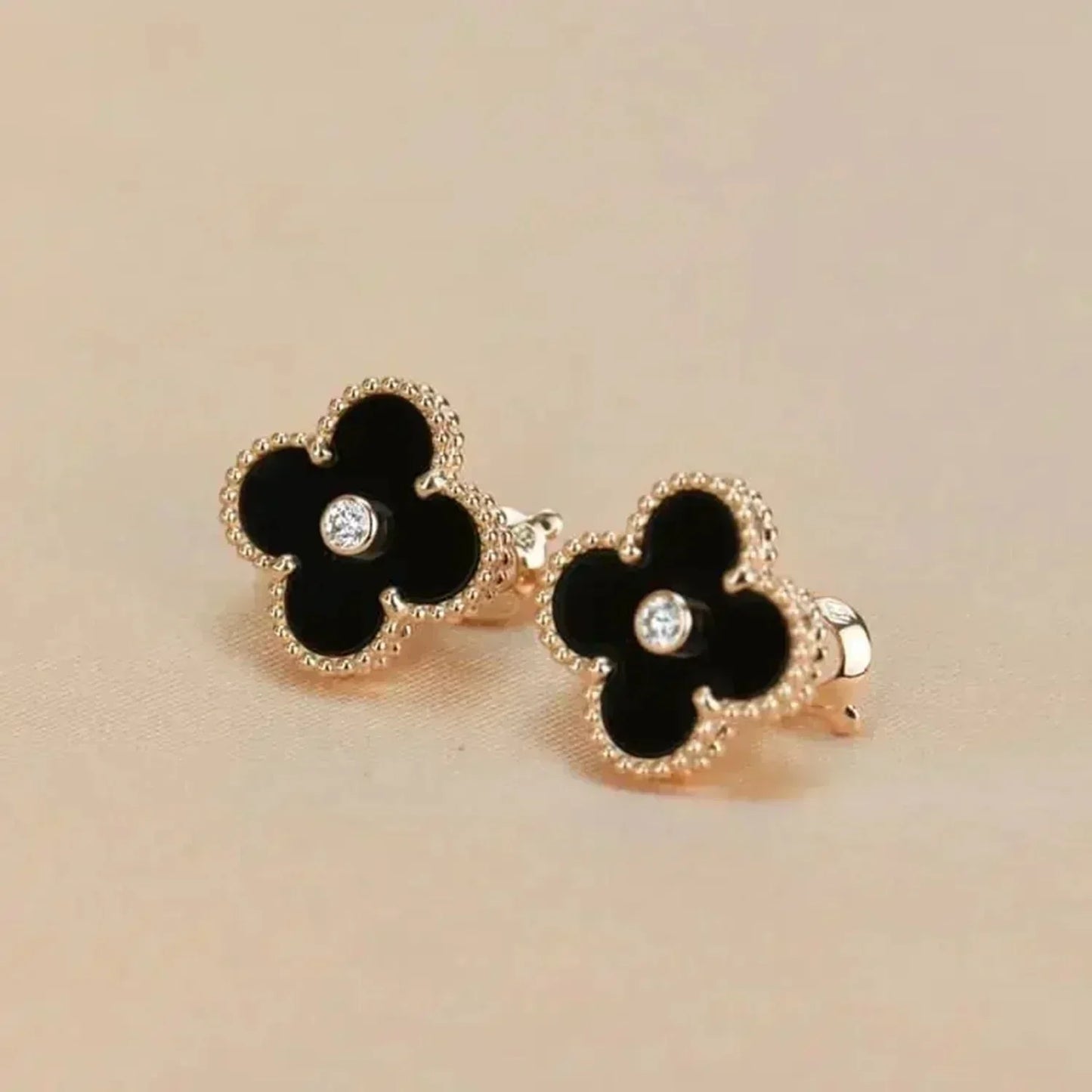 [LumiVibe]CLOVER MEDIUM 1 MOTIFS ONYX DIAMOND EARRINGS