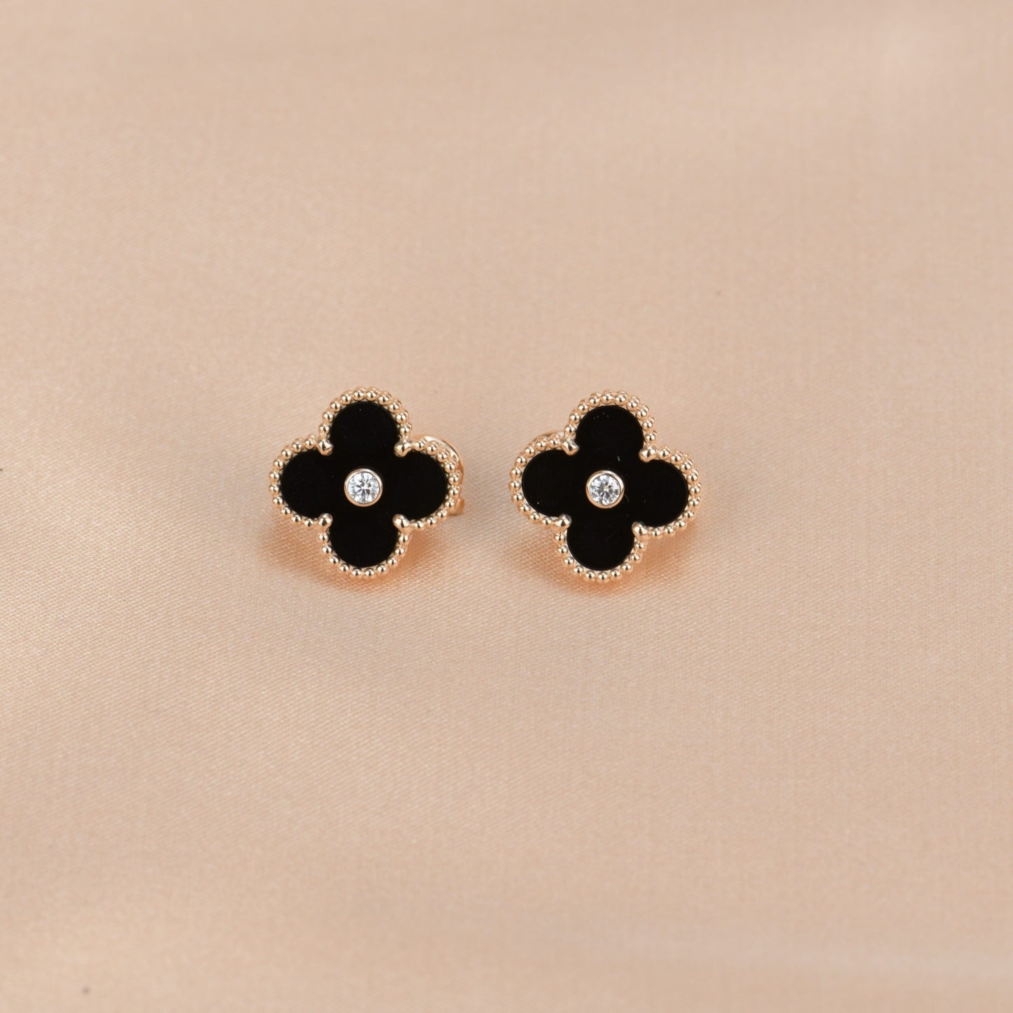 [LumiVibe]CLOVER MEDIUM 1 MOTIFS ONYX DIAMOND EARRINGS