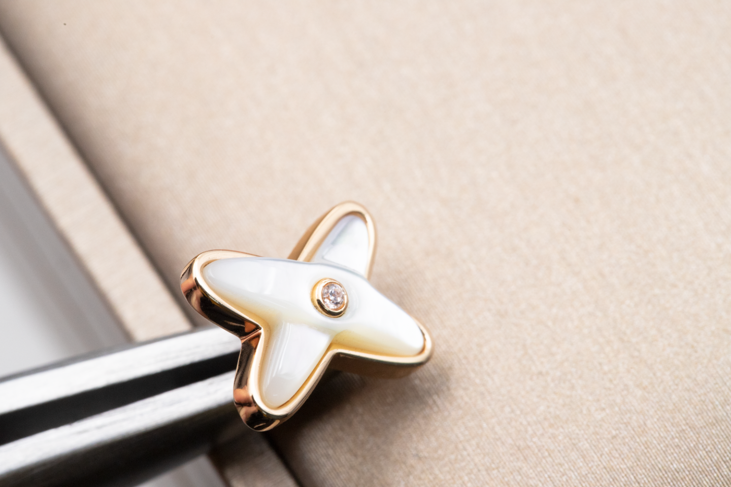 [LumiVibe]JEUX DE WHITE MOP PINK GOLD DIAMOND EARRINGS