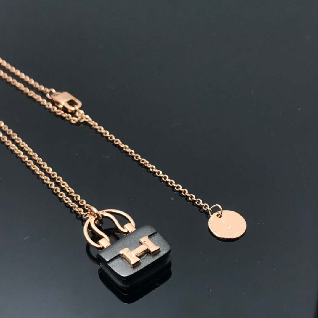 [LumiVibe]WOMEN'S HM AMULETTES CONSTANCE PENDANT NECKLACE