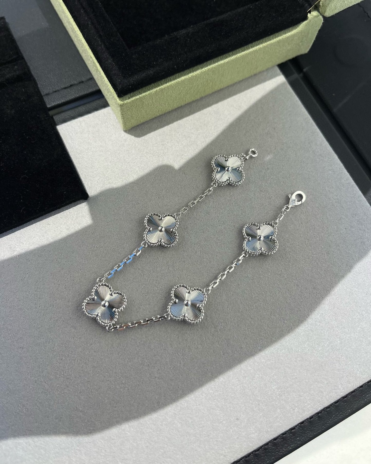 [LumiVibe] CLOVER 5 MOTIF LASER BRACELET COLLECTION